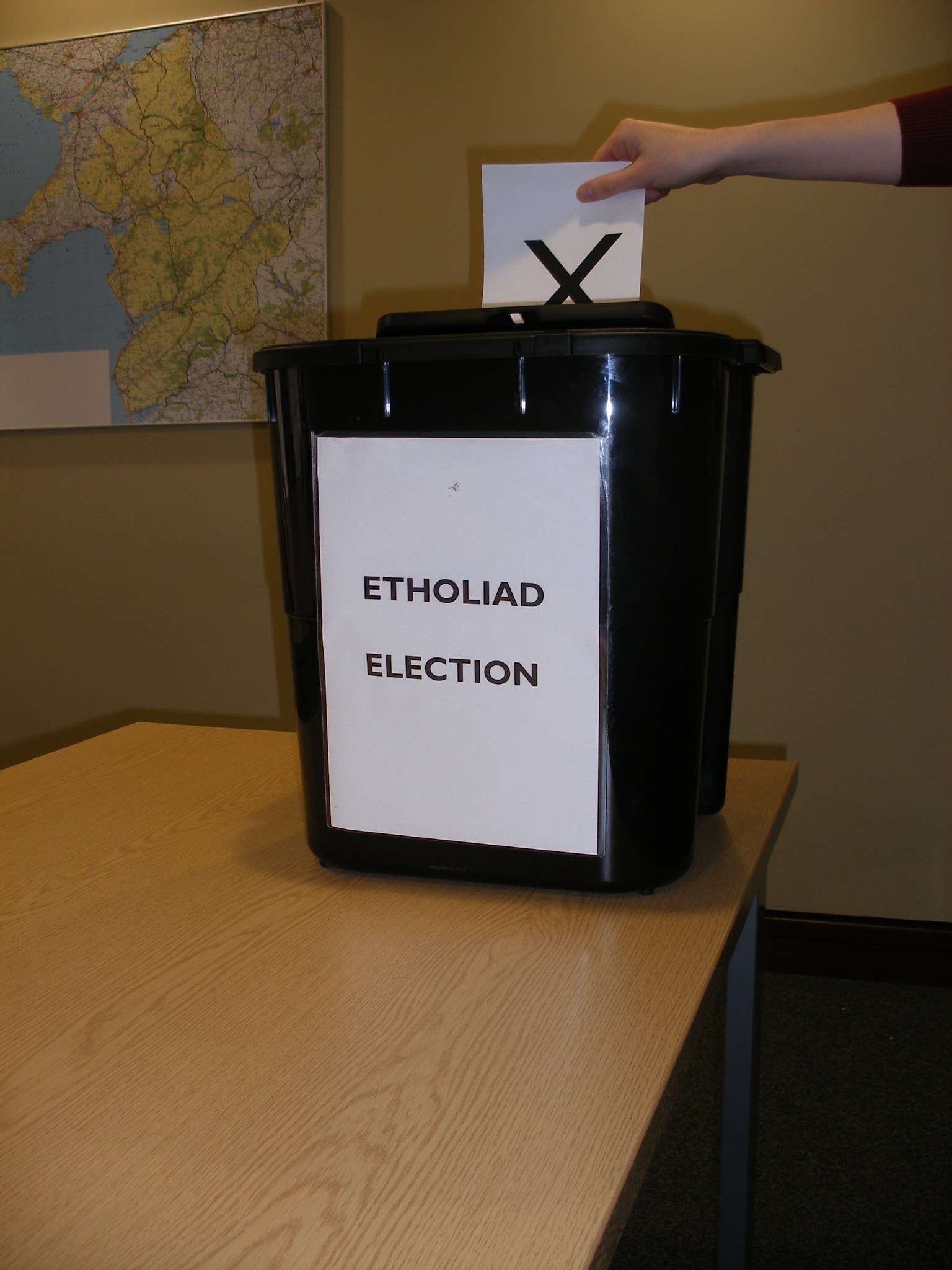 Byddwch yn wyliadwrus wrth drin negeseuon sy’n ymwneud â’r etholiad